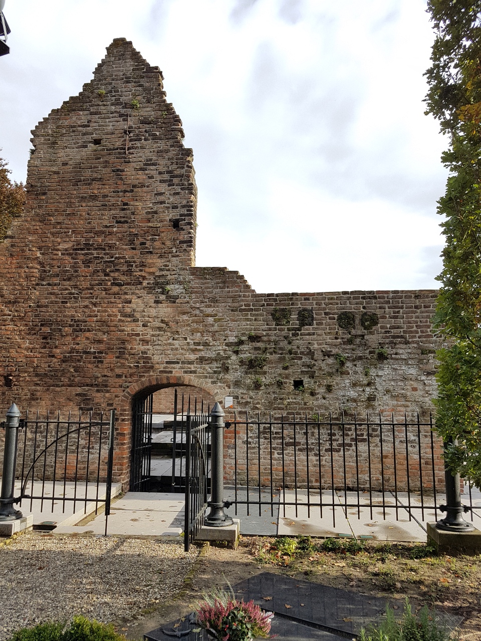 Anno 1250 Het Reuzenhuis. Dit is het enige overblijfsel van slot Huys ten Berghe