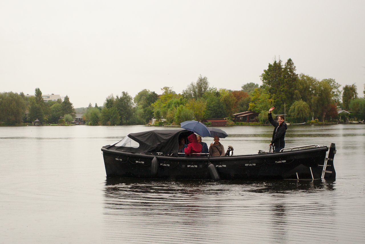 Tijdreizigers varen naar een volgende locatie