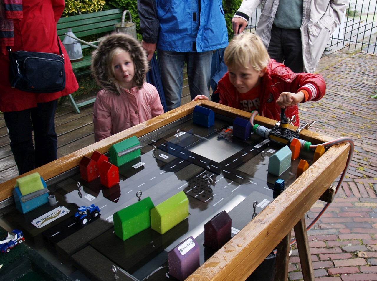 Kinderen spelen dijkgraaf op de watertafel