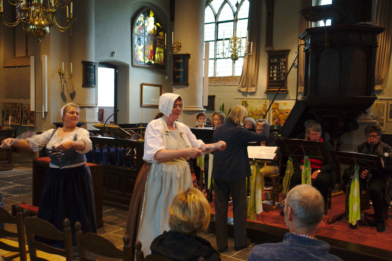 Hillegondakerk twee dienstbodes dansen