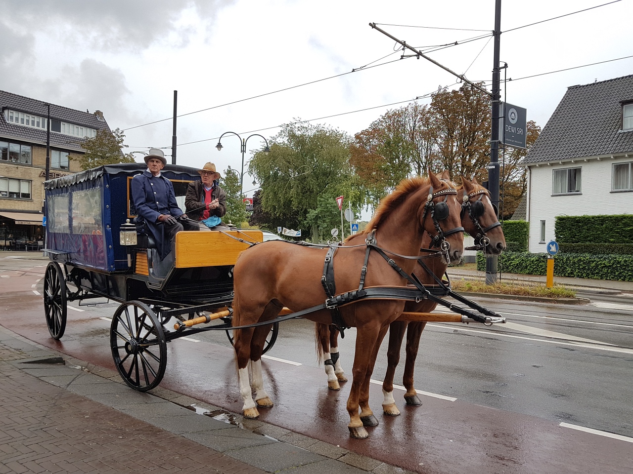 Tijdreizigers met een ouderwetse paardentram met houten banden